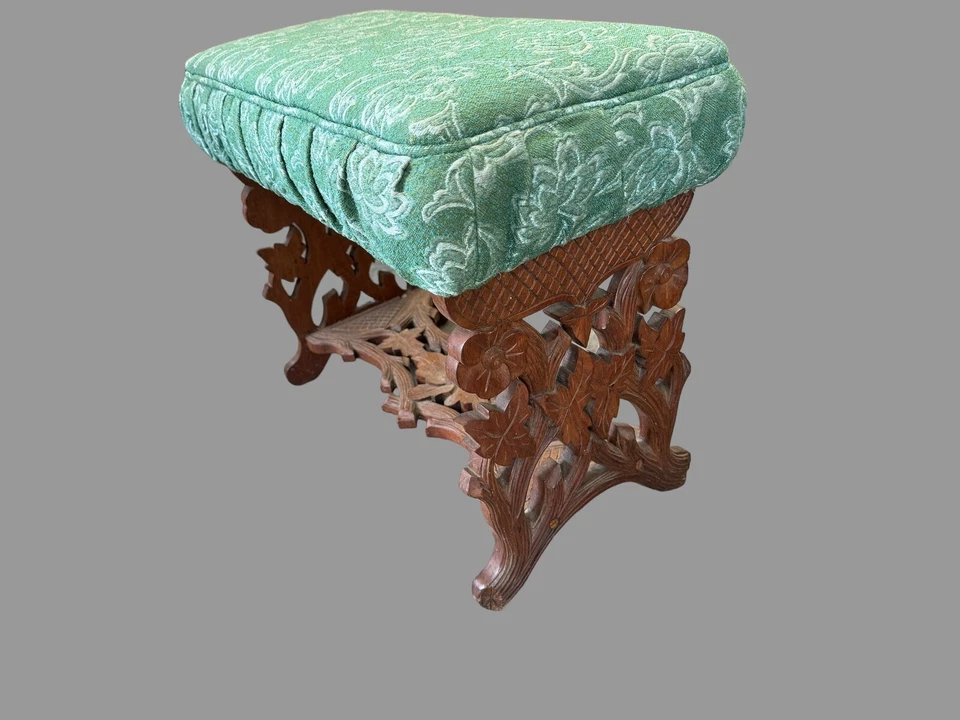 Antiguo banco reposapiés victoriano tallado en nogal con asiento tapizado floral Foto 3 de 4