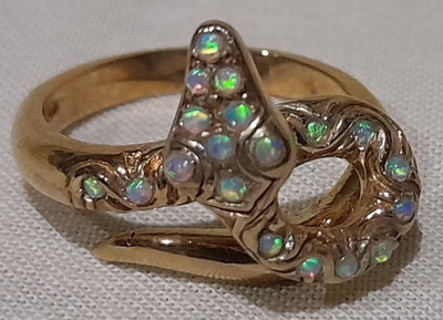 *SCHWERER SCHLANGENRING 9 kt 375 Gelbgold ''OPAL BESETZT''. Größe M. 5,10 Gramm in Geschenkbox*