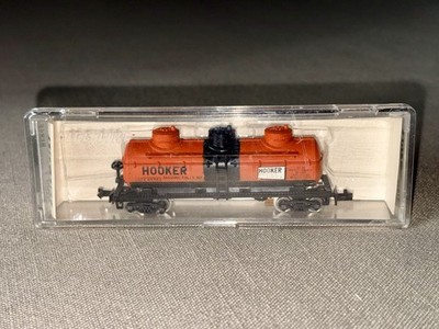 Life-Like S784B N Scale Hooker Chemicals 3-Dome Tank Car GATX 69584