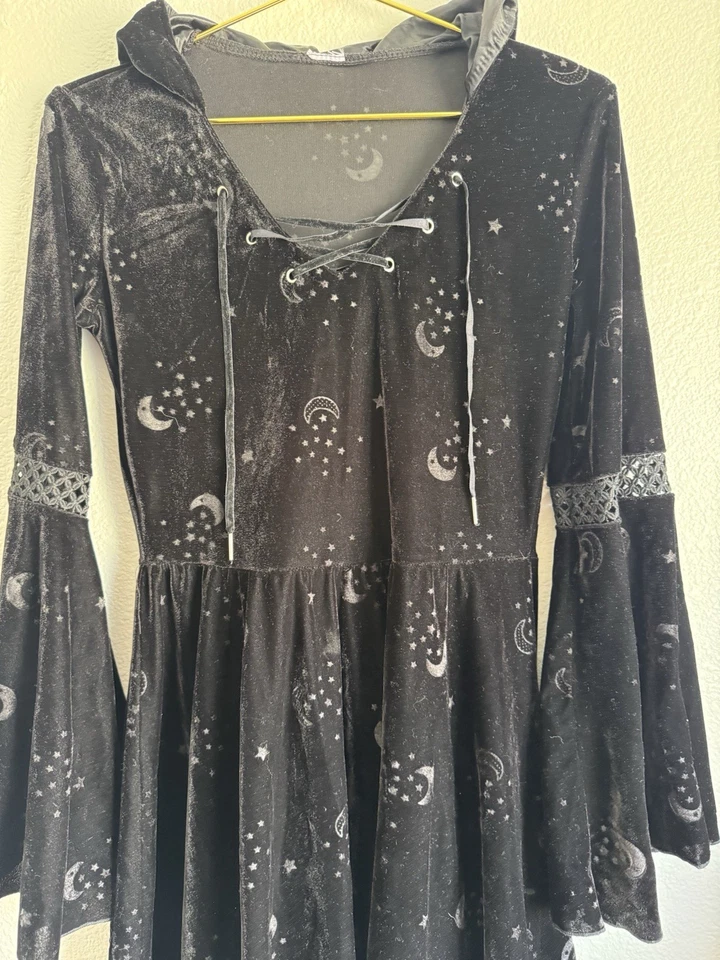 Vestido con Capucha Spirit Halloween Manga Campana Terciopelo Celestial Con Cordones Gótico Talla: S Foto 4 de 4