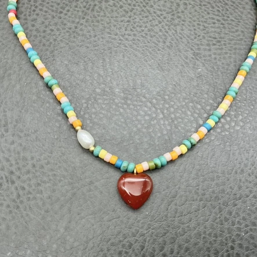 Collar Madewell Pastel Multicolor Cuentas Corazón Colgante Tono Dorado Ajustable Foto 4 de 4