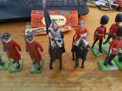 14 BRITAINS REGULAR & DEETAIL BRITISH GUARD & SOLDIER FIGURES - Picture 3 of 7