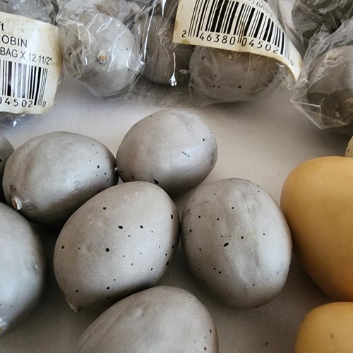 Easter/Decor Robin Eggs. 1-1/2", Blue And Yellow From Fantastic Craft. 128 Eggs. - 第 1/9 張圖片