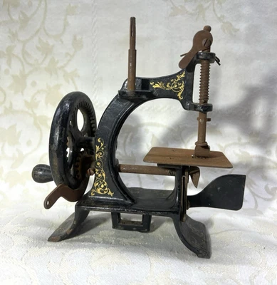 SEWING MACHINE A COUDRE FONTE MINIATURE ANCIENNE JOUET ENFANT ANCIEN 19EME XIXEM - Photo 1/4