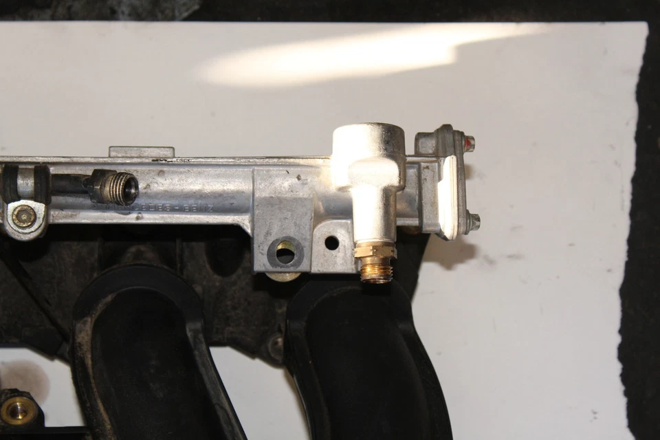 1998-00 MERCEDES SLK230 AIR INTAKE MANIFOLD W/ FUEL RAIL R3284 - Image 3 of 4