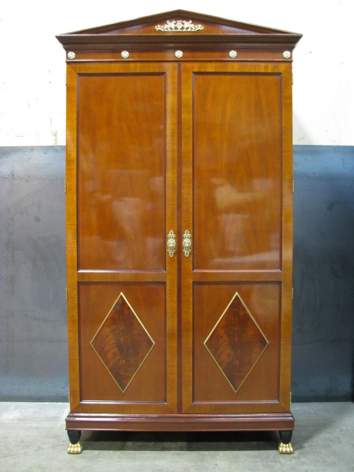 Armario de caoba neoclásico Kindel Furniture con varilla colgante; detalles dorados en la pata Foto 2 de 4