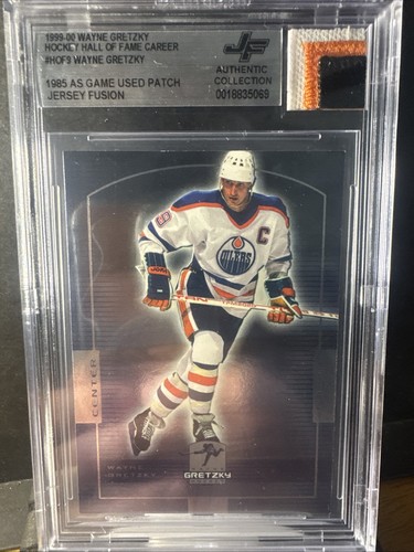 1999-2000 Upper Deck HOF-9 Wayne Gretzky + 1985 Game Used Jersey Swatch Oilers🔥