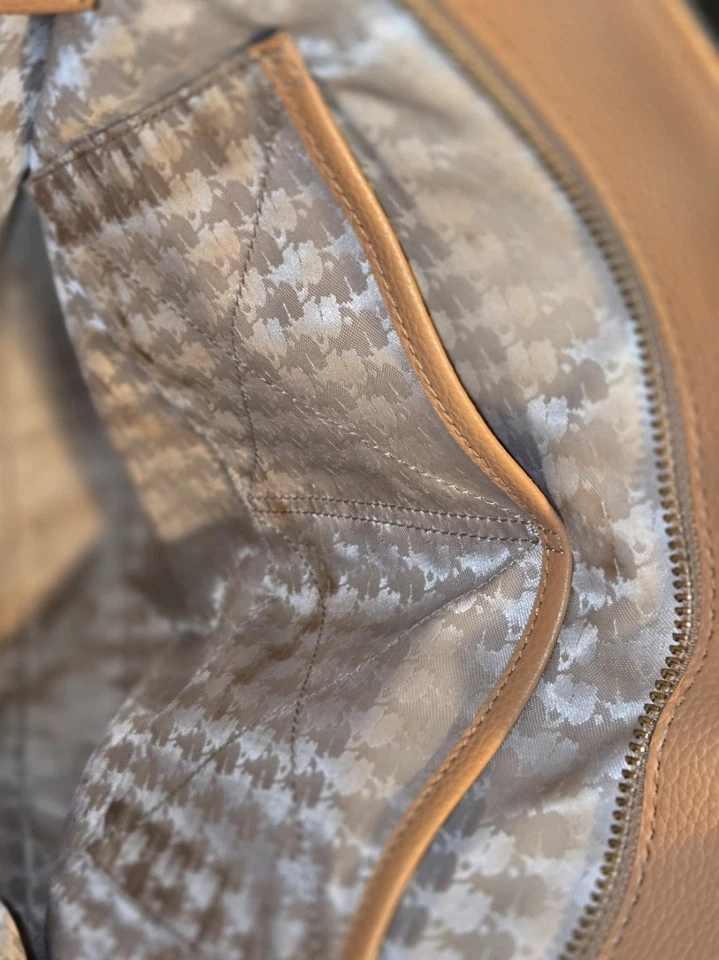 Bolso de Mano Karl Lagerfeld Paris "Iris" con Borlas de Flores Color: Arena Foto 4 de 4