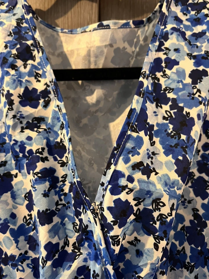 Robe Shein – Motif fleurs bleues et blanches – Taille M (38) –Décolleté V–Fluide - Photo 2/4
