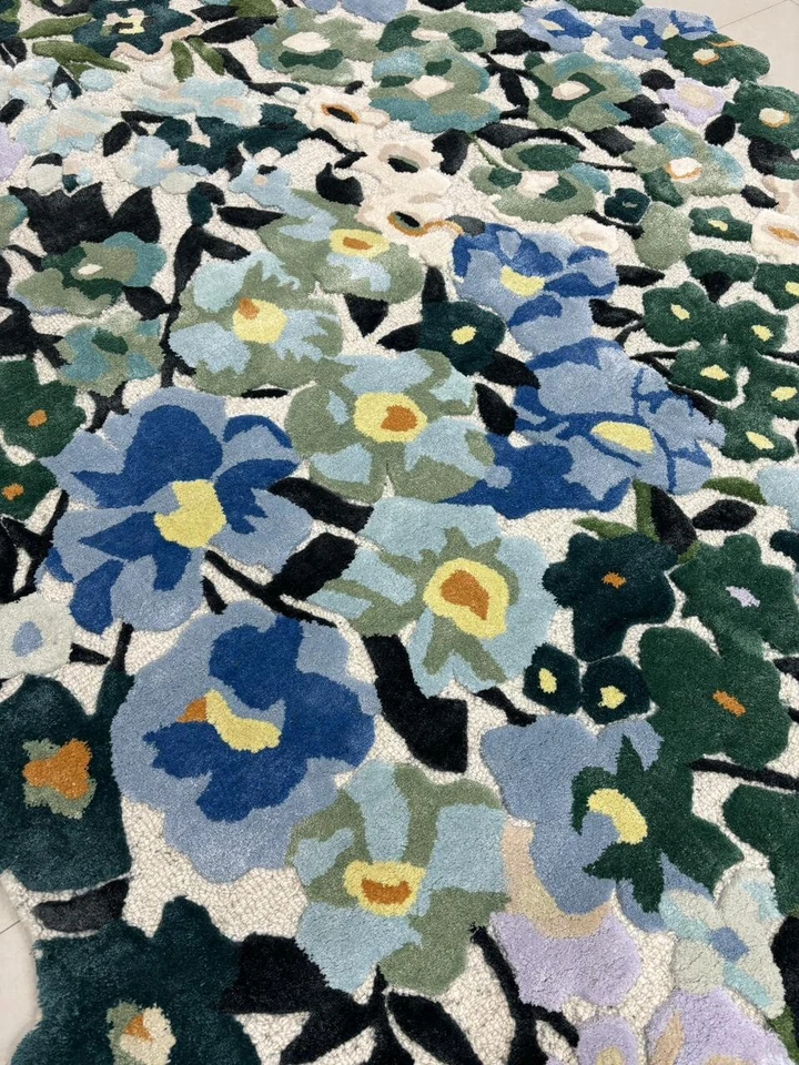 Alfombra de lana y viscosa acolchada a mano floral verde Cassia Foto 2 de 4