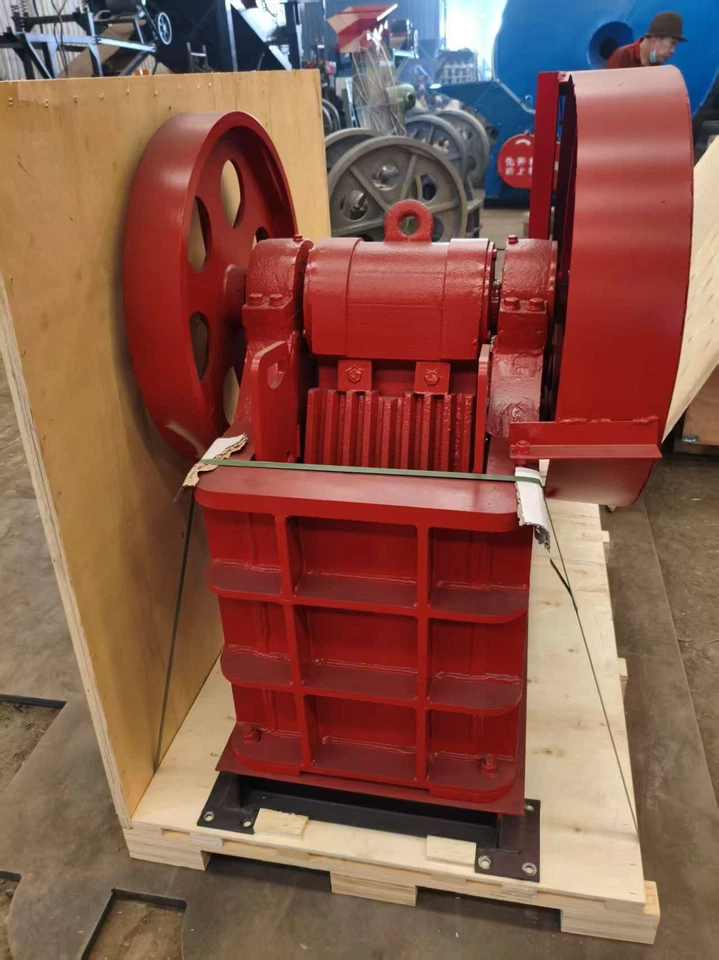 Trituradora de mandíbula accionada por correa con motor y marco, trituradora de mandíbula, trituradora de piedra Foto 4 de 4