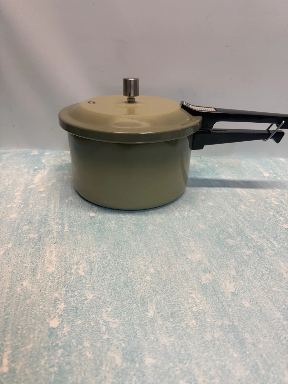 Mirro Matic Pressure Cooker Avocado Green Aluminum 4 QT Model 0404-37 &15 Weight
Opens in a new wind