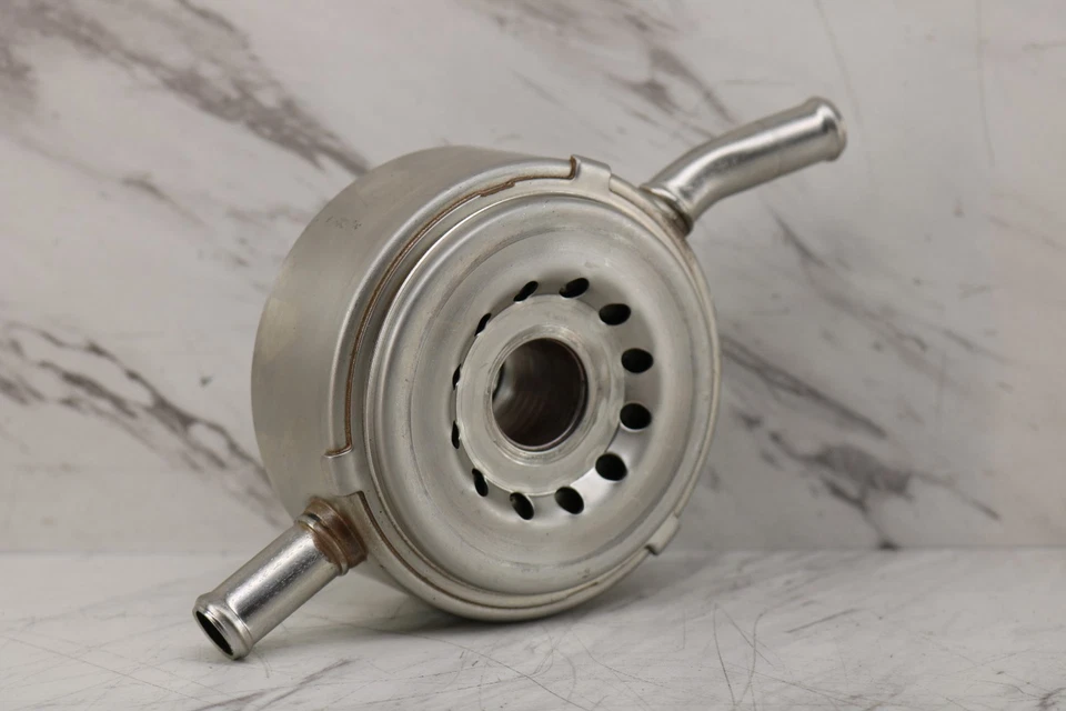 03-06 350Z 03-07 G35 VQ35DE ENFRIADOR DE ACEITE ARENA QUE PLACA MONTAJE OEM 21305-AM601 Foto 2 de 4