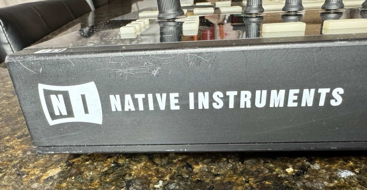 Native Instruments Maschine Studio Black MIDI Controller w Dual