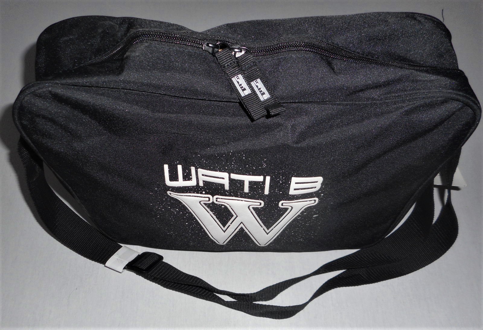 Sac reporter Wati B noir et blanc, besace bandoulière compacte par Black M