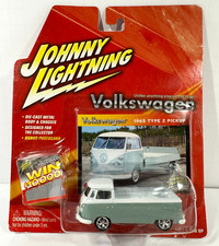 Camioneta Johnny Lightning 1965 Volkswagen tipo 2 verde claro con techo blanco nueva en paquete