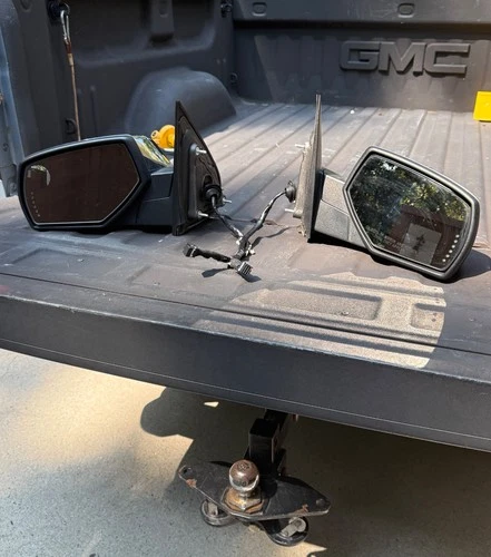 Pair of  2016 OEM GMC Sierra 1500 automatic mirrors w/ blinker and heated 