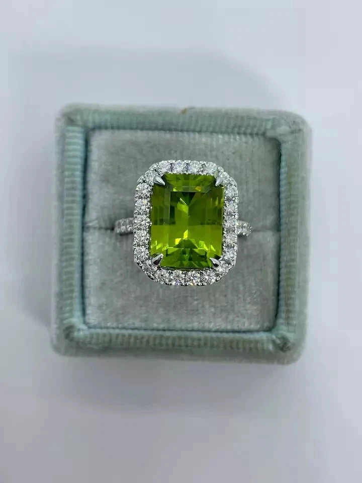 Anillo de boda para mujer de peridoto creado en laboratorio corte esmeralda de 3 quilates acabado en oro blanco de 14 quilates Foto 2 de 4