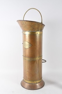 O54R14 Alte Kupfer Kohleschütte als Schirmständer