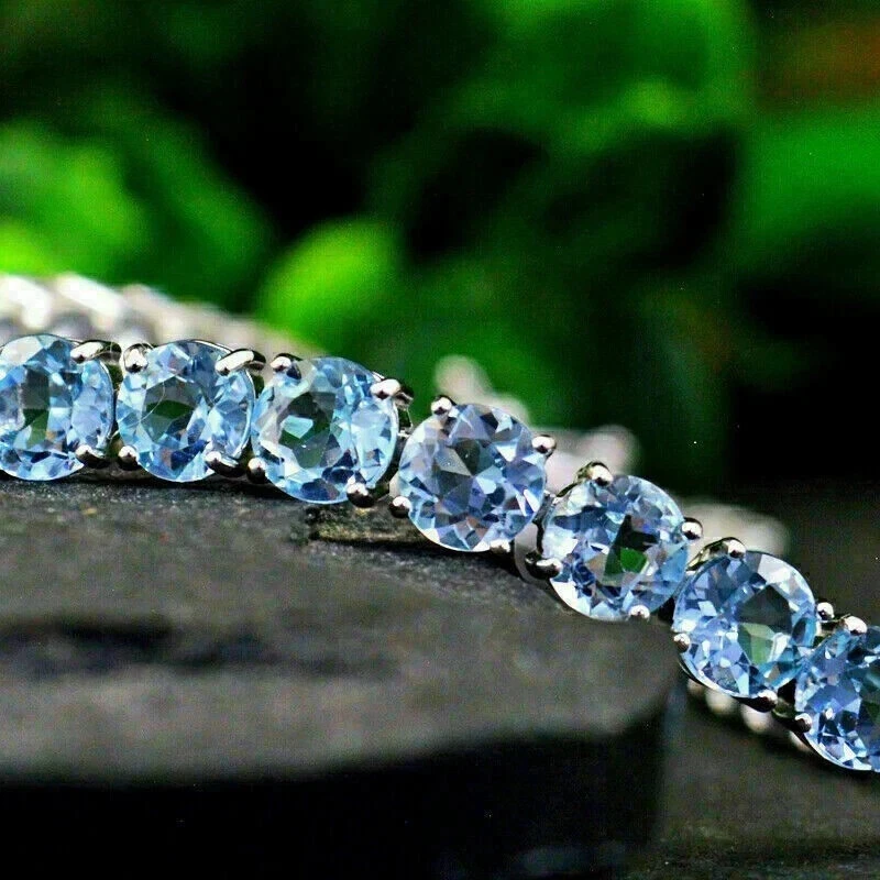 Pulsera para mujer de aguamarina creada en laboratorio de corte redondo de 6 quilates enchapada en oro blanco de 14 quilates Foto 3 de 4