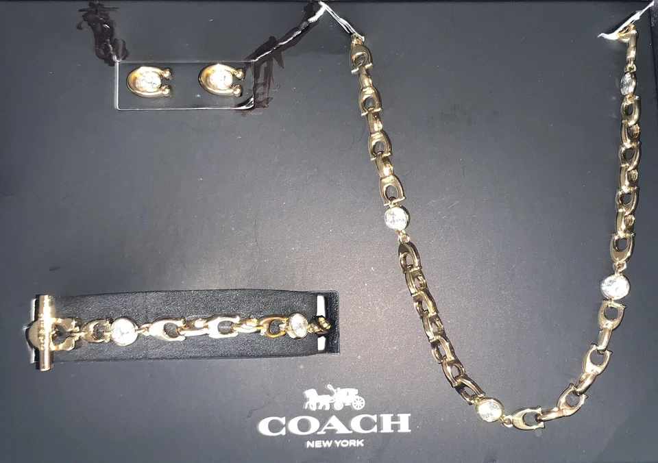 Conjunto de collar, pulsera y pendientes Coach Signature C en caja $295 Foto 3 de 4
