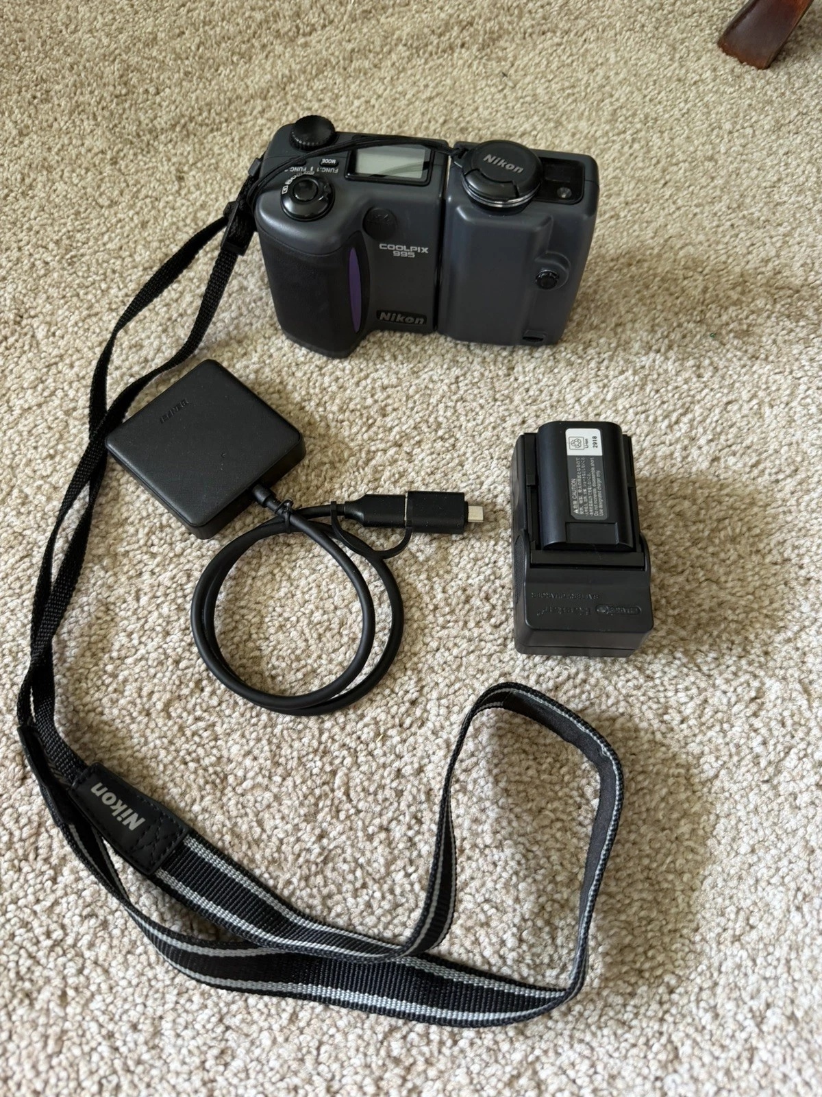 Nikon Coolpix 995 Vintage Digital Camera w/ Charger, CF card, CD - FOR REPAIR