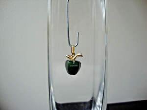 Authentic VTG HANDMADE CARVED GREEN JADE APPLE 'EVE'S TEMPTATION' GOLD PLATED PENDANT