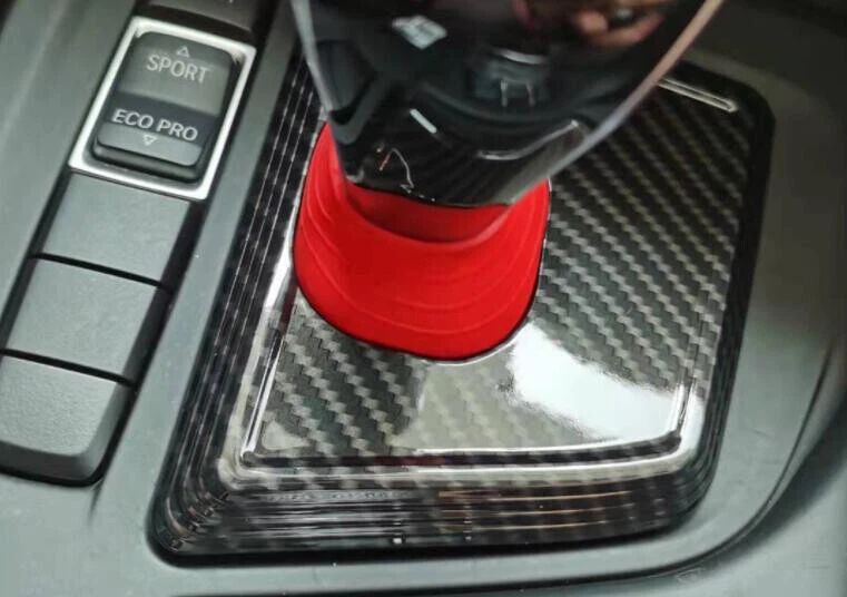 Cubierta de cambio de marchas de consola central de fibra de carbono roja ABS para BMW X1 X2 2020-22 Foto 4 de 4