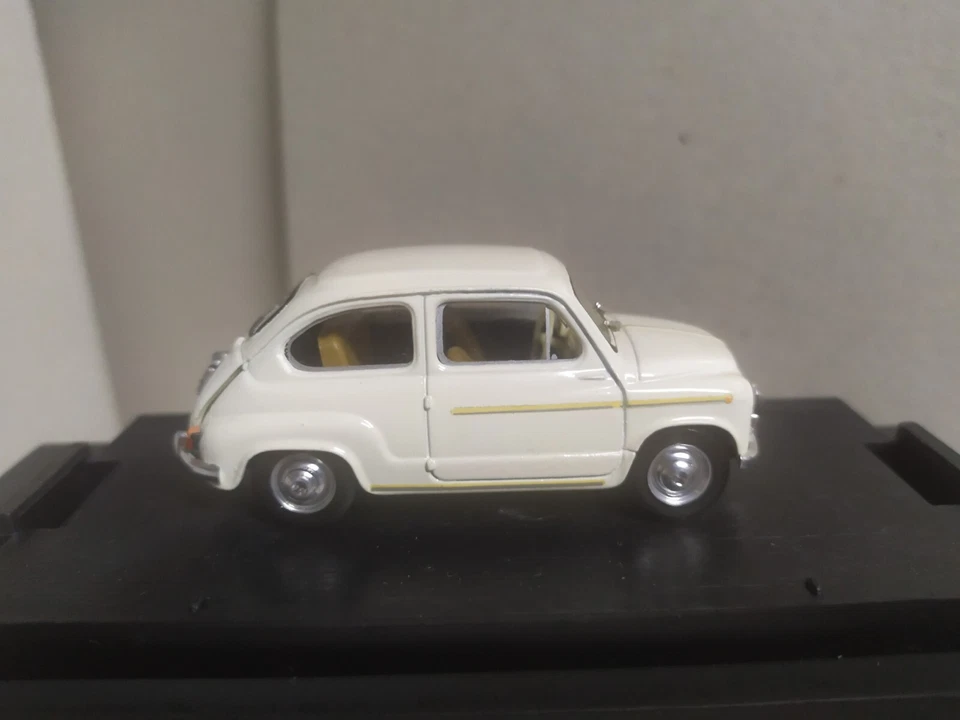 Fiat 600-D (1960) , blanco . Brumm R316-12 . Escala 1/43 - Imagen 2 de 4