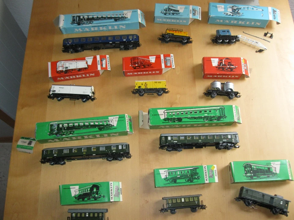 Märklin H0 Bundle – 11 x Passenger Cars, Freight Cars & Crane with Original Packaging  - Image 2 of 4