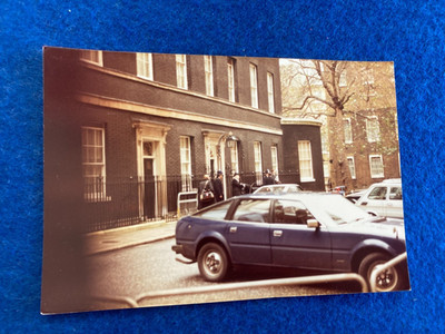 TEN DOWNING STREET 14/10 CM PRIVATES FOTO 70er JAHRE