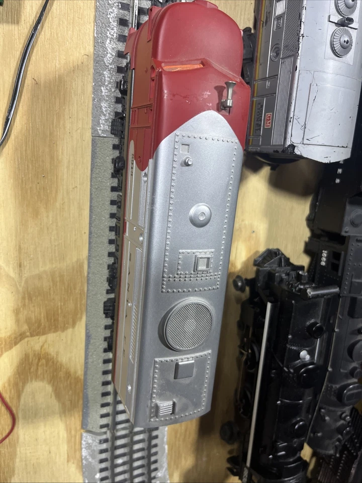 LIONEL O GAUGE TRAIN SANTA FEDIESEL LOCOMOTIVE 8913 - Image 4 of 4