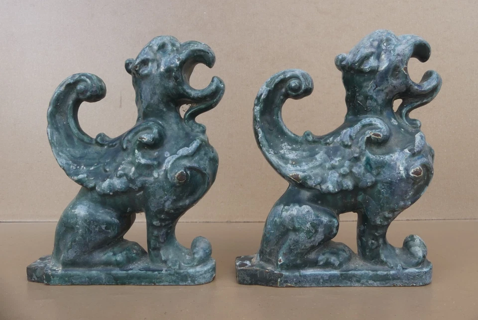 Ancienne paire de chenet chimère ailée fonte émaillée support de barre cheminée - Photo 2/4