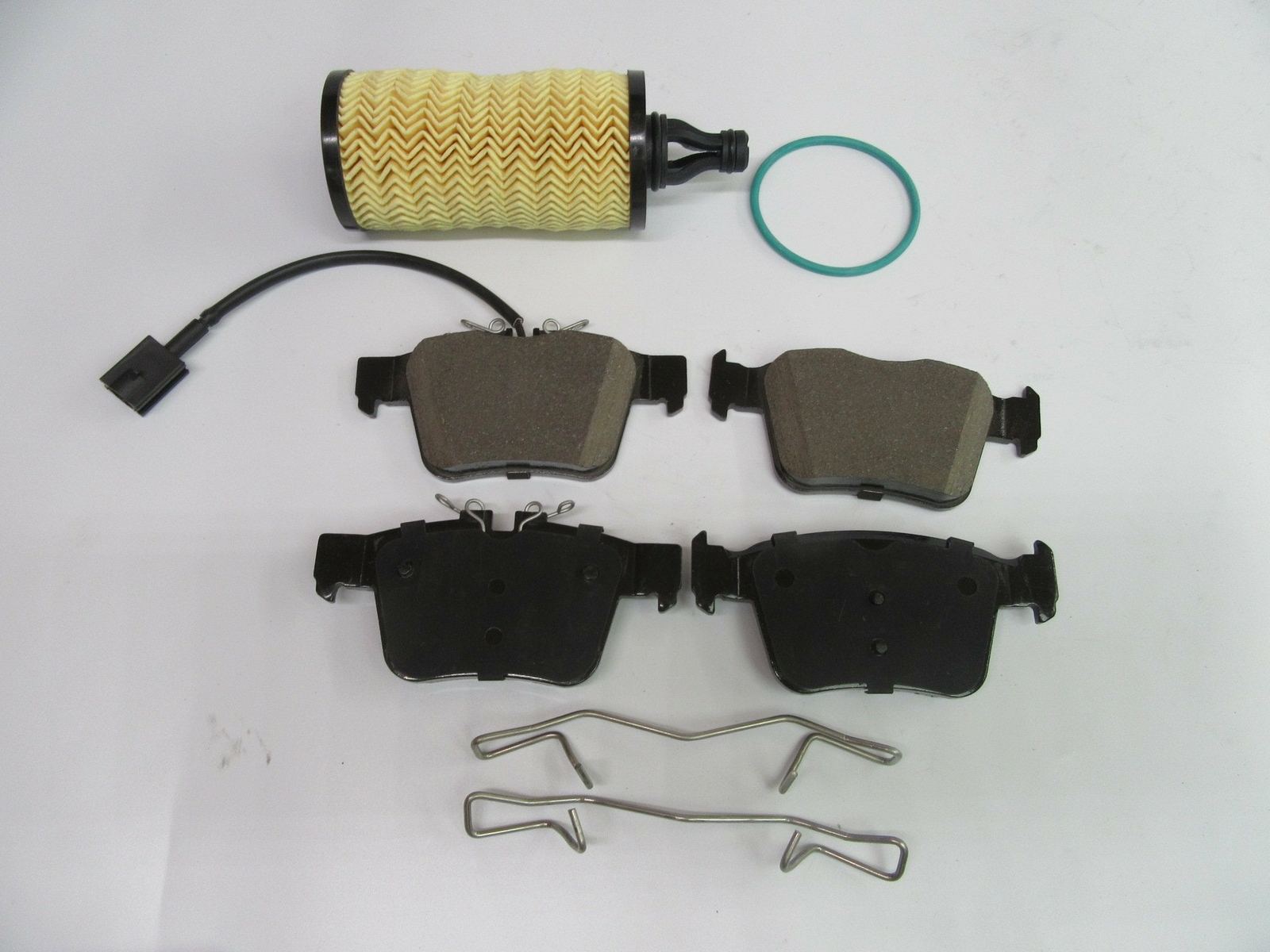 Maserati Ghibli Levante 17-21 rear brake pads + FREE OIL FILTER 513