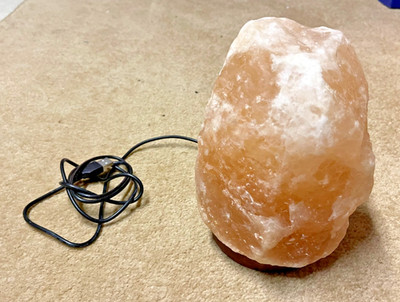 USB Himalaya Salzlampe - warm leuchtende Bergkristallleuchte, funktionstüchtig, Holzsockel