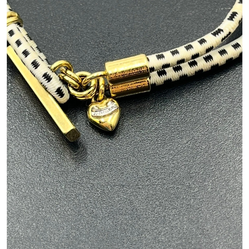 Pulseira elástica Juicy Couture cordão preto e branco tom dourado etiqueta de identidade - Imagem 4 de 4