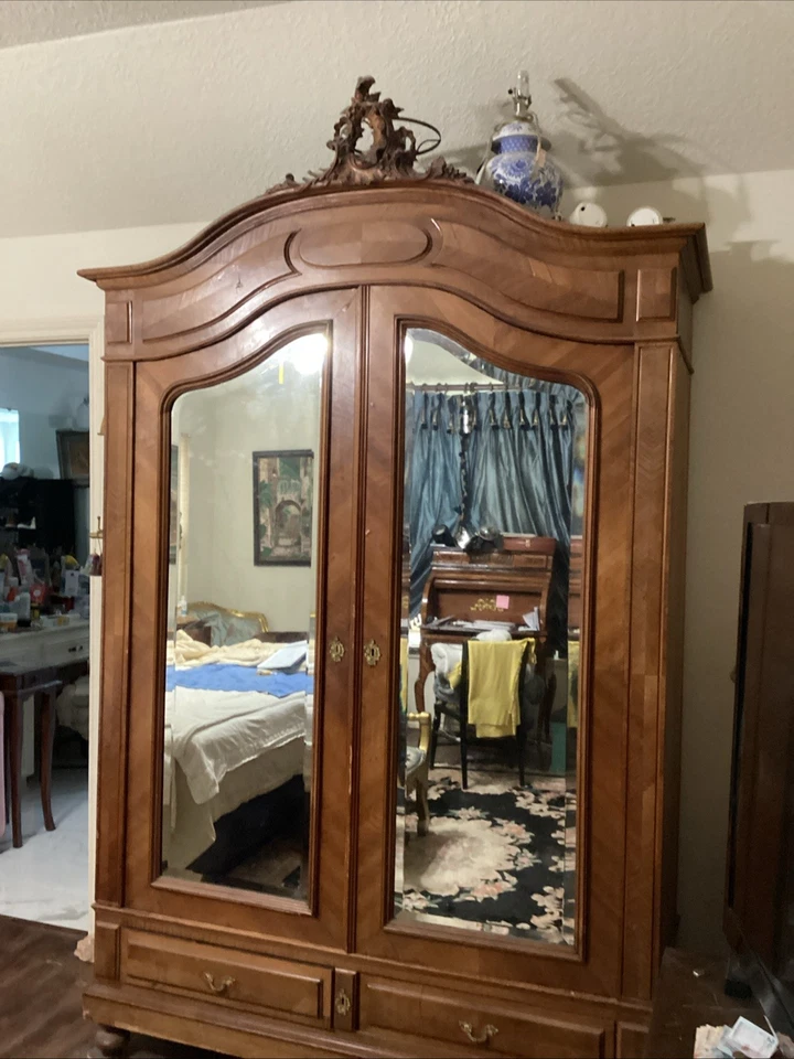 Antiguo armario rococó francés Luis XV de dos puertas con espejo Foto 3 de 4