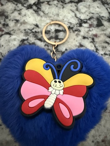 Lindo corazón peludo con mariposa en el centro - Imagen 2 de 4