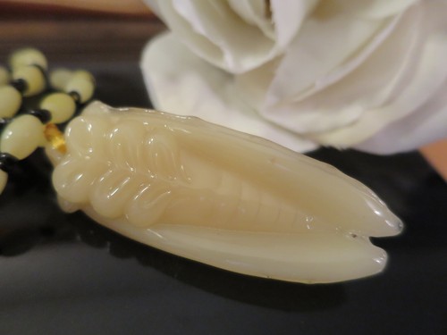 Gorgeous Vintage Art Deco Style Yellow Jade Glass Cicada Pendant Necklace (105) - Picture 9 of 9