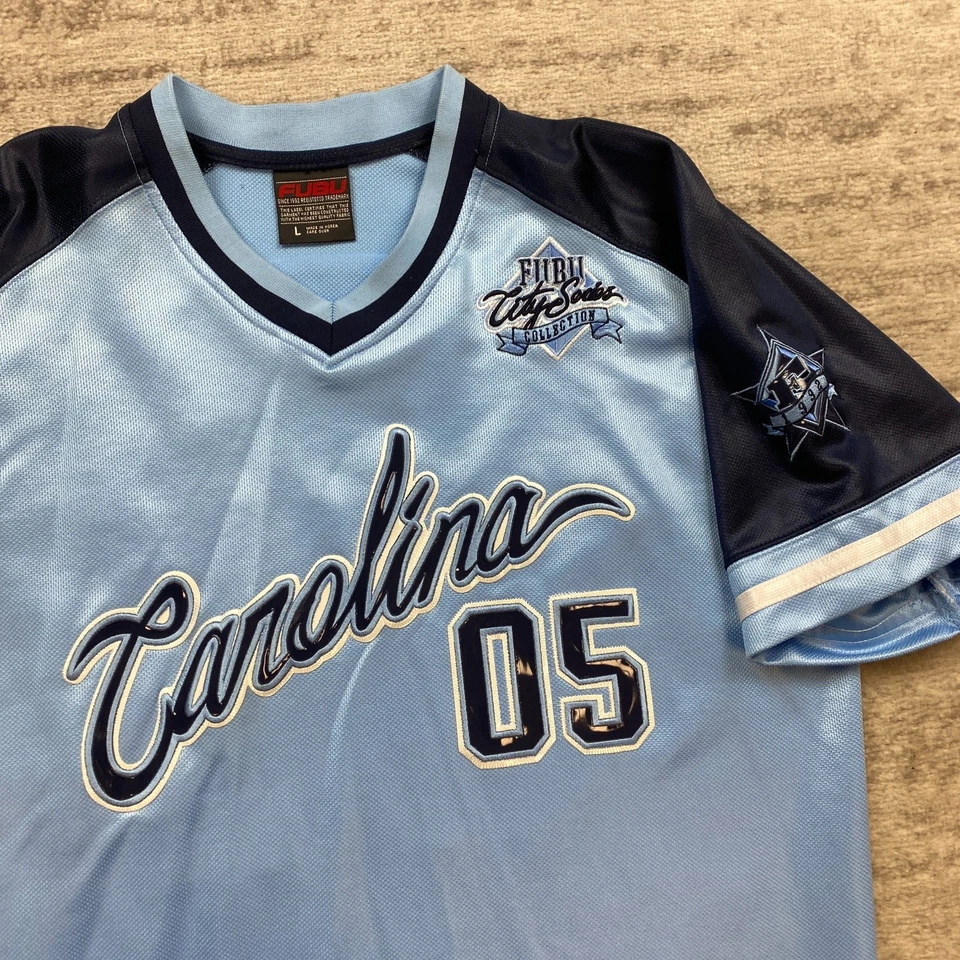 Camiseta deportiva vintage FUBU Carolina grande azul blanco deslumbramiento 05 parche de baloncesto Y2K años 90 Foto 3 de 4