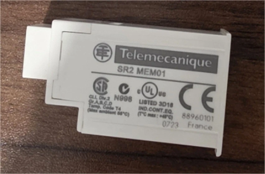 Telemecanique SR2 MEM01 – Module Mémoire pour Automate Zelio Logic - Photo 1/1