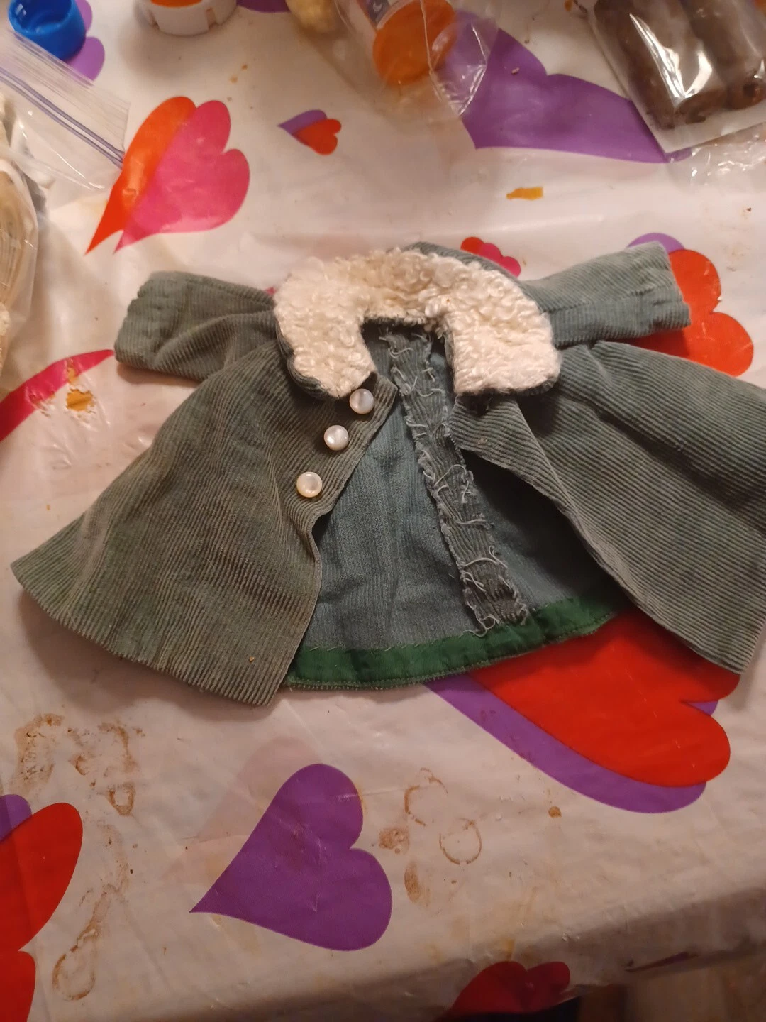 VETEMENTS Carino cappotto per bambola in velluto a coste verde non durerà a lungo