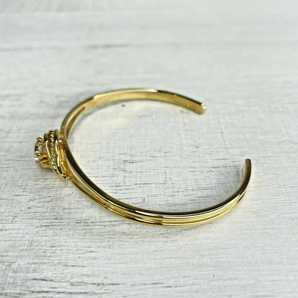 Gold-Tone White Rhinestone Accent Cuff Bracelet Foto 4 de 4