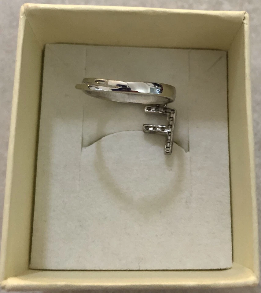Anello in argento 925 con iniziale. Argento rodiato e zirconi - Immagine 3 di 3
