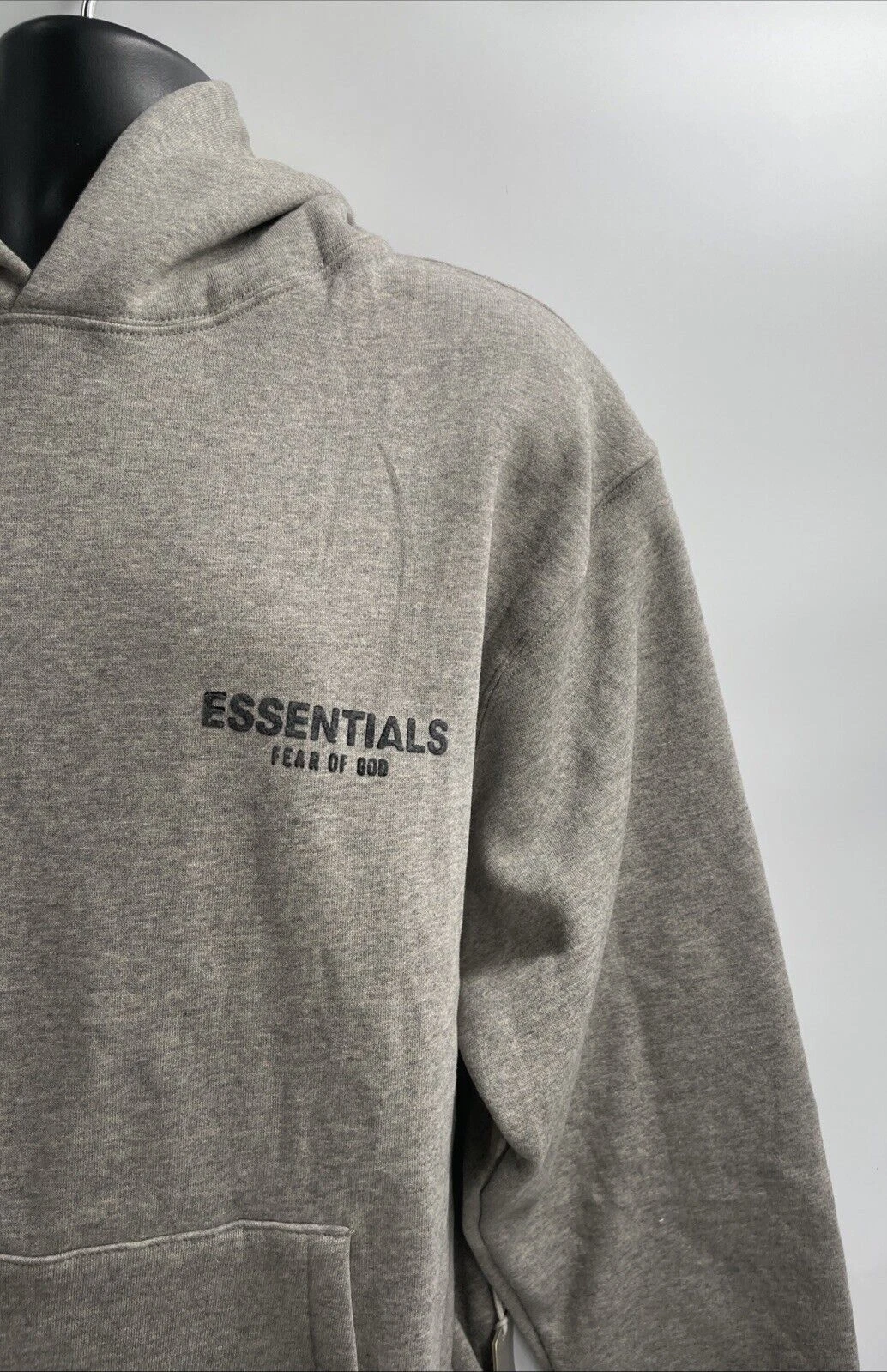 Autentico Pullover Fear of God Essentials Uomo Farina d'Avena Scura Felpa con Cappuccio Taglia Large