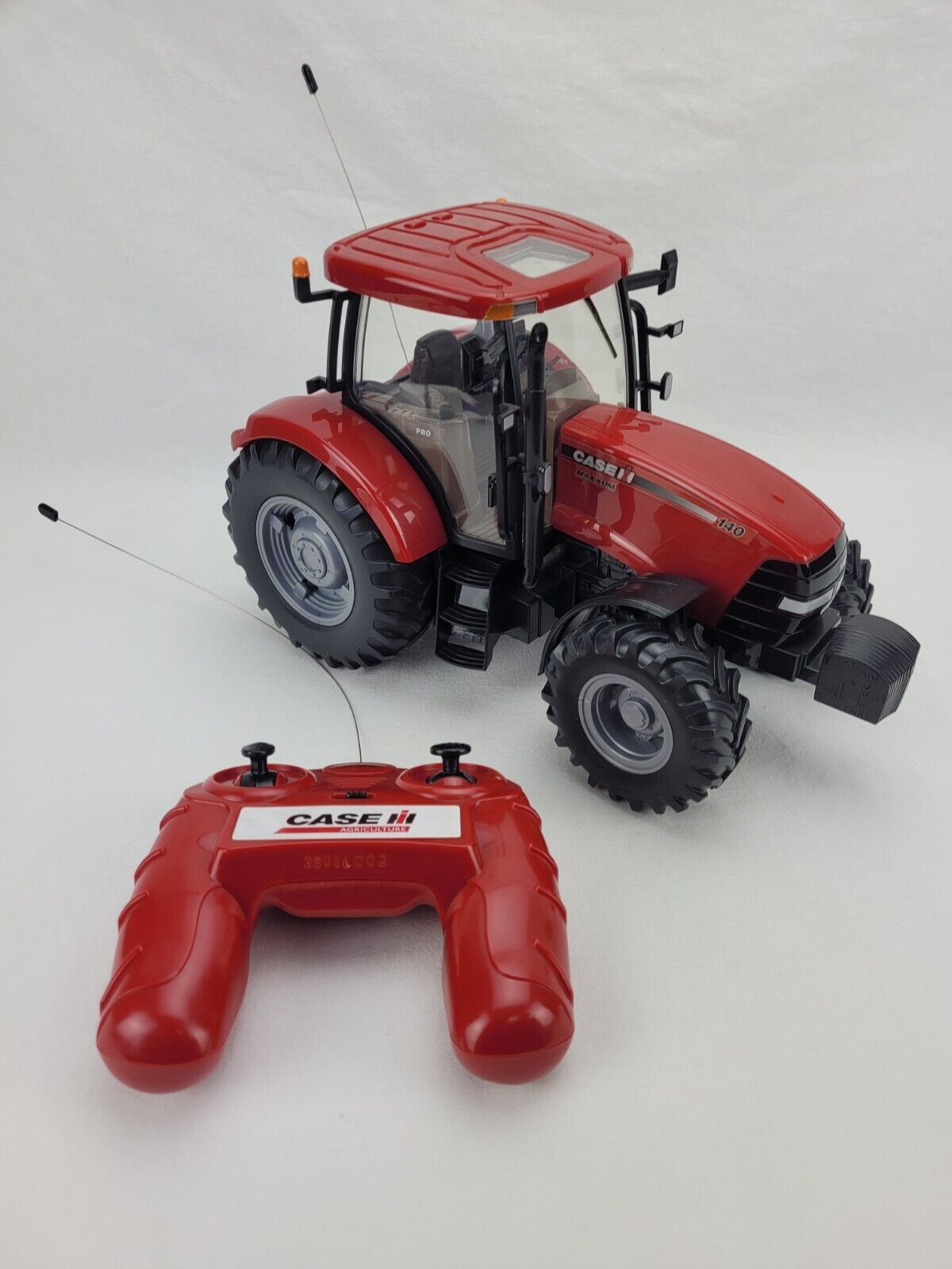 1/16 Case Agriculture IH Maxxum 140 ERTL Big Farm Radio Control Tractor