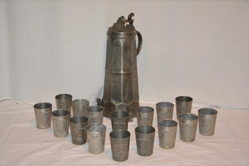 Riesiger Zunftkrug aus Zinn und 16 verschiedene Zunftbecher mit Wappen - Imagen 1 de 24