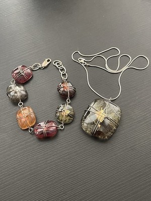Amy Christie Set mit Draht umwickeltem Glasstein Anhänger Halskette und Armband