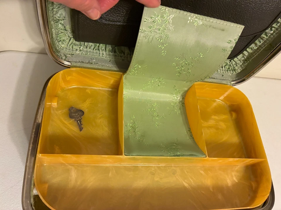 Estuche Tren Tiara American Tourister Vintage VER Bandeja Interior Verde Espejo Llave Foto 4 de 4