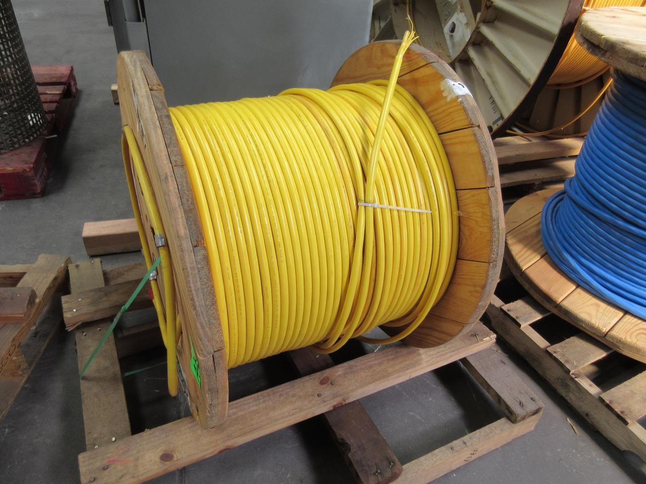 ROLL OF FIBER OPTIC CABLE 36 FIBER SINGLE MODE SMF-28E OFNR 1422 FT ...